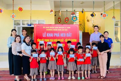 Sáng ngày 12/5/2025 Tổng kết mô hình “Nuôi heo đất-gửi yêu thương” tặng quà 63 suất quà cho 63 cháu trong trường có hoàn cảnh khó khăn