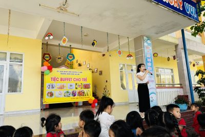 Trường Mầm non An Hải tổ chức cho trẻ tiệc Buffet nhân dịp cuối năm học.